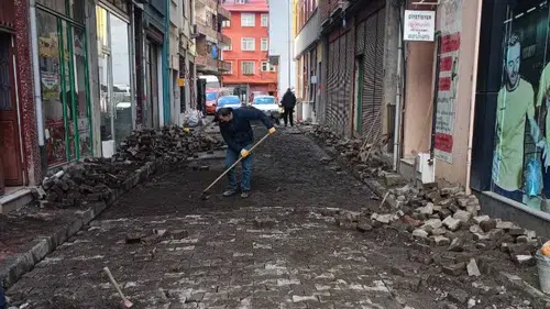 Beşikdüzü’nde Doğalgaz Sonrası Parke Çalışmaları Sürüyor