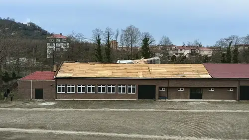 Kemalpaşa’da Fırtına Okulun Atölye Binasında Hasara Yol Açtı