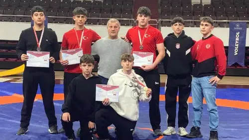 Elazığ’da Grekoromen Güreş Başarısı: Artvinli Sporcular Türkiye Şampiyonası Yolunda