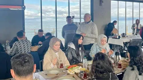 Fındıklı Belediyesi Üniversiteli Gençlerle Kahvaltıda Buluştu