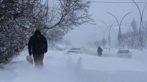 Sivas-Kayseri kara yolu kar ve tipi nedeniyle ulaşıma kapatıldı