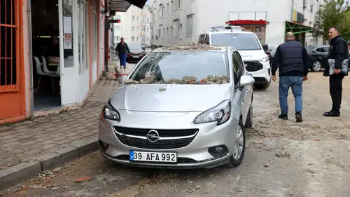 Kuvvetli rüzgar paniği! Binadan kopan beton parçaları otomobilin üzerine düştü