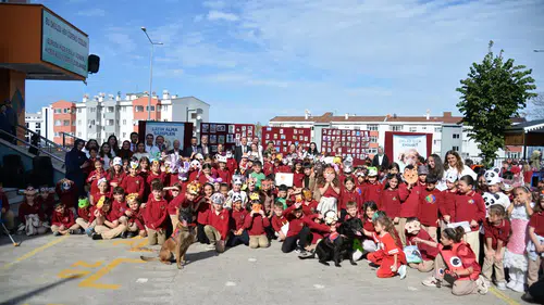 Trabzon’da Minik Eller Hayvan Sevgisi İçin Buluştu