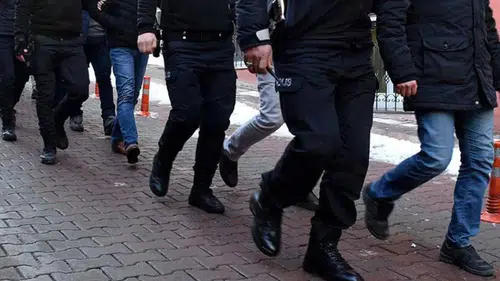 Kahramanmaraş'ta DEAŞ'a yönelik gerçekleştirilen operasyonda 39 kişi gözaltına alındı. 8 ilde eş zamanlı yapılan baskınlar dikkat çekti.