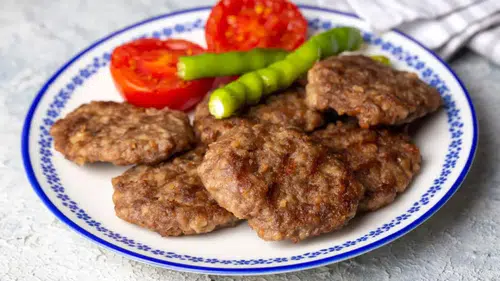 Köfteyi lokum gibi yapan sır! Harcına 1 kaşık eklemek yetiyor