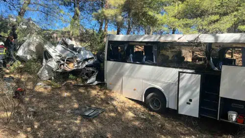 Turistleri taşıyan otobüs şarampole uçtu: 2 ölü, 9 yaralı