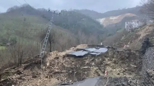 Ordu-Tokat yolunda heyelan: 300 metrelik bölüm çöktü
