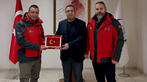 Erzurum'da Minik Eller Üşümesin Projesi ile Sarıkaşık Mahallesi'ne kütüphane kazandırılıyor