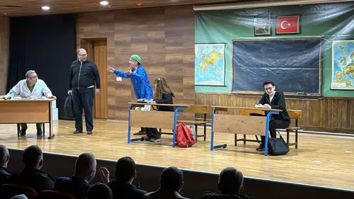 Artvin’de Akran Nezaketi Tiyatrosu: Öğrenciler Değerler Eğitimiyle Buluştu