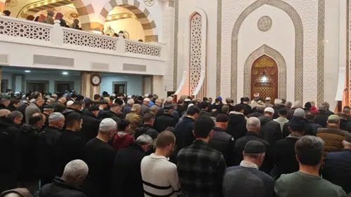 Rize’de Teravih Namazlarına Yoğun İlgi: Camiler Dolup Taşıyor