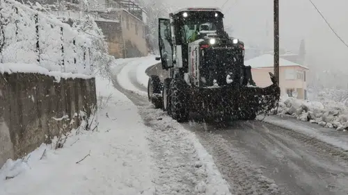 Trabzon’da 19 Mahalle Yolu Kara Teslim: Büyükşehir Ekipleri Karla Mücadeleyi Sürdürüyor