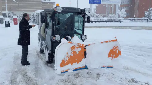 Erzurum'da kar yağışı sonrası spor tesislerinde yoğun temizlik çalışmaları başlatıldı