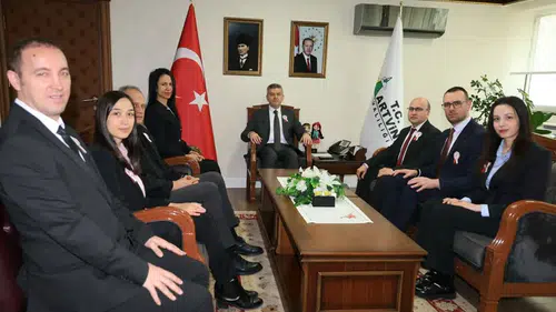 Artvin Valisi Ergün, 37. Vergi Haftası kapsamında vergi dairesi çalışanlarını kabul etti.