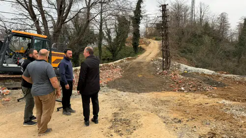 Arhavi Belediyesi Yol Çalışmalarını Sürdürüyor: Poyraz Mahallesi’nde Yeni Düzenleme