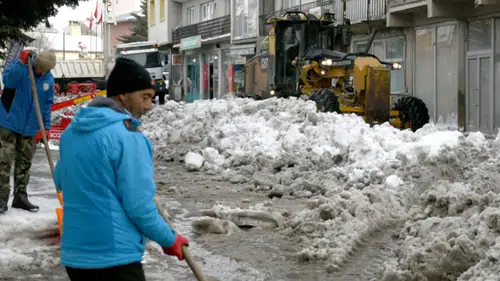 Sarıkamış’ta kar kamyonlarla şehir dışına taşınıyor