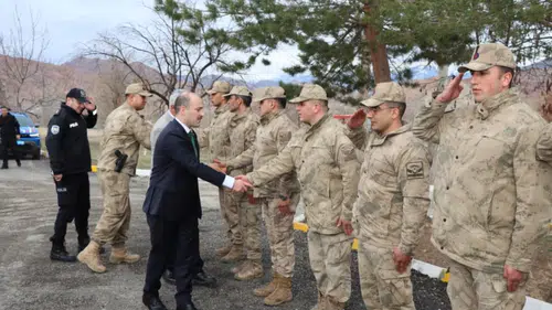 Oltu’da Bayram Ziyareti: Tuzla Jandarma Komutanlığı’nda Personelle Bayramlaşma