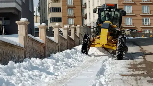 Bayburt Belediyesi’nden Cumartesi Mesaisi: Buz Temizliği, Tuzlama ve Yol Tamiratı Yapıldı