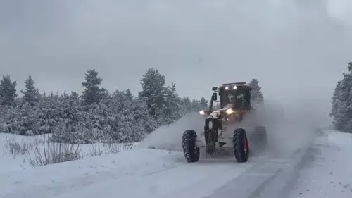 Doğu Anadolu'da Karla Mücadele: Kapalı Yollar İçin Ekipler Seferber Oldu