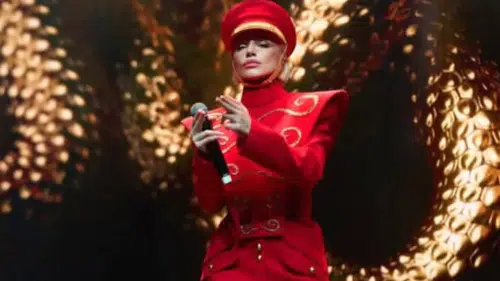 Gülşen’den Londra Konserinde Dikkat Çeken Paylaşım: Ne Mutlu Türk’üm Diyene