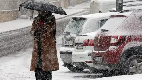 Doğu Anadolu'da kar yağışıyla 12 mahalle ve 61 yerleşim yolu kapandı, ekipler çalışmalarına devam ediyor
