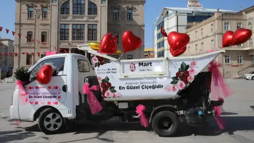 Aksaray'da temizlik görevlileri kadınlara gül dağıttı