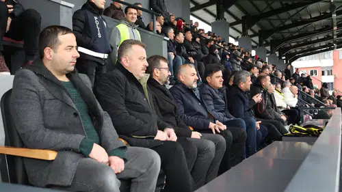 Arsin’de Futbol Heyecanı: Başkan Bilgin Maçı Tribünden Takip Etti