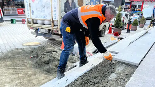 Artvin’de Belediye Çalışmaları Sürüyor: Halitpaşa Meydanı’nda Merdivenler Yenilendi