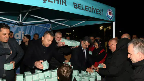 Trabzon’da Kadir Gecesi’nde Anlamlı Buluşma: Başkan Genç’ten Vatandaşlara Kandil Simidi İkramı