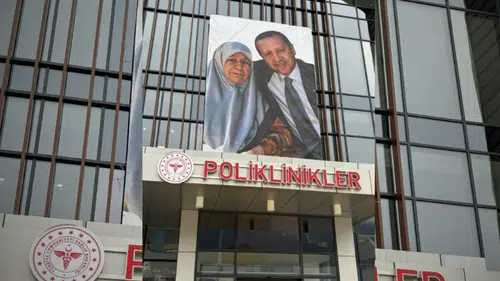 Rize Güneysu'daki yeni hastanede Erdoğan'ın annesi için özel anma posteri asıldı