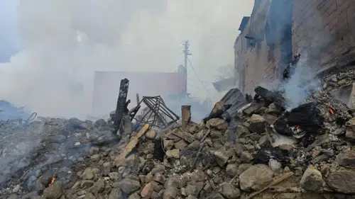 Doğancılar Mahallesi'nde elektrik direğinden çıkan yangın 5 evi yaktı, soğutma çalışmaları devam ediyor