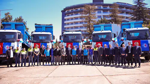 Trabzon Büyükşehir Belediyesi Araç Filosunu Güçlendirdi: 5 Kamyon ve 1 İş Makinesi Hizmete Alındı