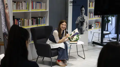 Nezaket Erden, Nilüfer'de Büyüleyici Bir Şiir Dinletisi Sunarak Şi severleri Buluşturdu