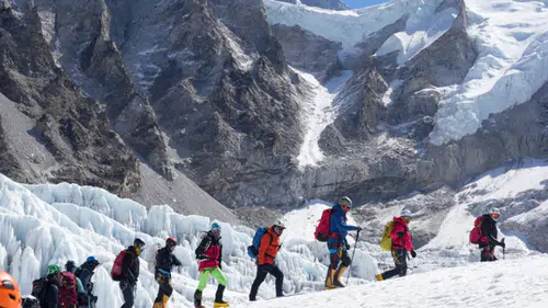 Dünyanın Zirvesine Giden Yolda Şaşırtıcı Engel: Gelişmeler Neler?