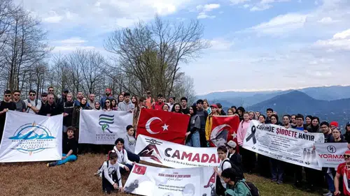 Recep Tayyip Erdoğan Üniversitesi Öğrencilerinden 23 Nisan’a Anlamlı Zirve Tırmanışı