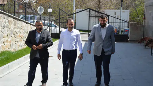 İspir Tuğrul Şah Camii’nde Miniklerin Büyük Heyecanı: Taç Giydirme Merasimi Düzenlendi