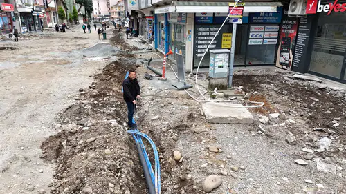 Arhavi Belediyesi Fevzi Çakmak Caddesi’nde Kaldırım Çalışmalarına Hız Verdi