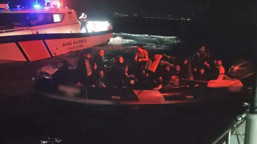 İzmir açıklarında 2’si çocuk 24 düzensiz göçmen yakalandı