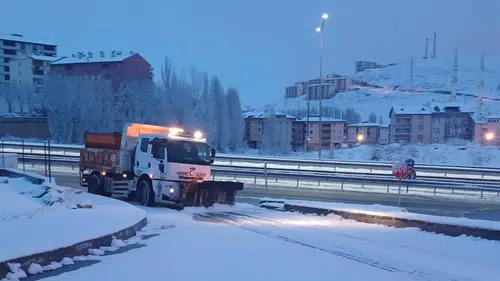 Bayburt’ta Kar Mesaisi: Belediye Ekipleri Gece Boyu Sahadaydı