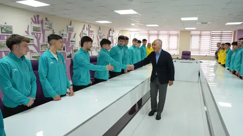 Rize’nin Şampiyon Gençleri Başkan Metin’i Ziyaret Etti