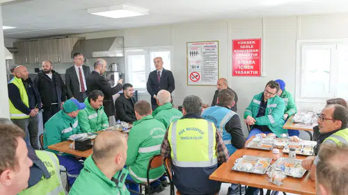 Rize Belediye Başkanı Rahmi Metin Temizlik İşleri Personeliyle Buluştu