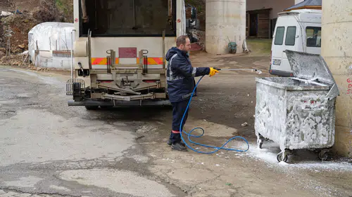 Akçaabat Belediyesi, çevre temizliği için dezenfeksiyon çalışmalarını hız kesmeden sürdürüyor
