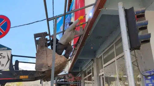 Şenkaya Akşar Mahallesi’nde Belediye Hizmet Binasına Sundurma Montajı Tamamlandı