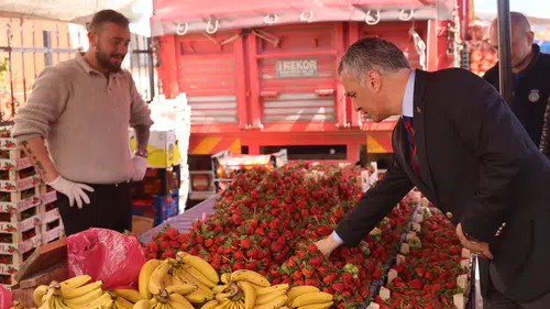 Yomra’da Halk Pazarı Ziyareti: Başkan Bıyık Esnaf ve Vatandaşlarla Buluştu