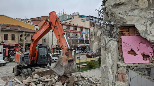 Bayburt Belediyesi’nden Cumartesi Mesaisi: Temizlik, Bakım ve Yıkım Çalışmaları Sürüyor