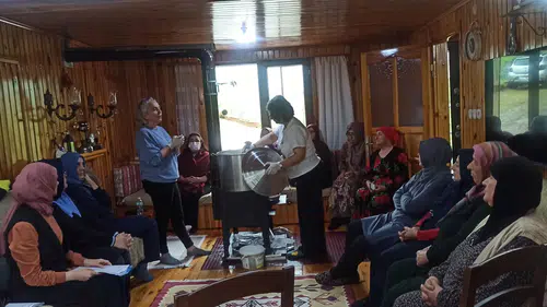 Çaykara’da Kadın Çiftçilere Uygulamalı Beyaz Peynir Eğitimi