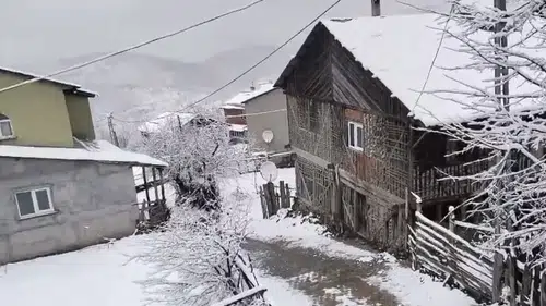 Sivas'ta Bahar Yerini Kışa Bıraktı: Köyler Karla Kaplandı