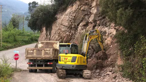 Yomra'da Heyelan Sonrası Yol Bakım Çalışmaları Devam Ediyor