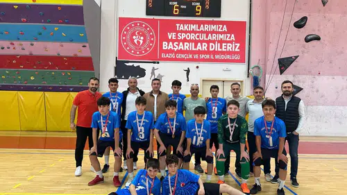 Erzurum'un Gururu: Ahmet Hamdi Tanpınar Ortaokulu Futsal Takımı Türkiye Finallerine Yükseldi!