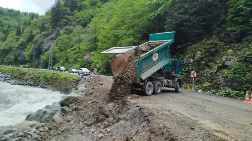 Çamlıhemşin’de Sağanak Alarmı: Ayder Yaylası Yolunda Güvenlik Yeniden Sağlandı