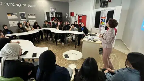İzmir'de Lise Öğrencilerine Dijital Şiddet ve Güvenli İnternet Konulu Eğitim Programı Düzenlendi